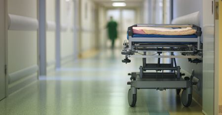 Szpitalne łóżka na korytarzach naruszeniem prawa pacjenta