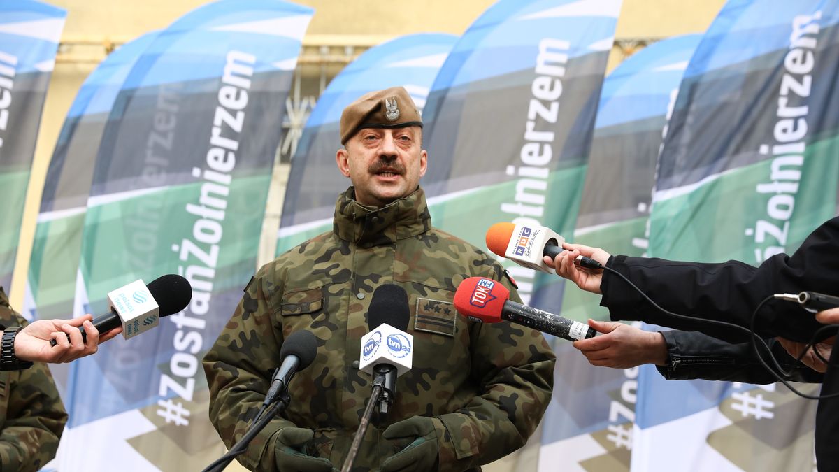 Warszawa, 08.12.2022. Szef Centralnego Wojskowego Centrum Rekrutacji płk Mirosław Bryś podczas briefingu prasowego przed siedzibą CWCR w Warszawie, 8 bm. Konferencja dot. wyjaśnień ws. powoływania na ćwiczenia rezerwy pasywnej w 2023 r. (jm) PAP/Rafał Guz