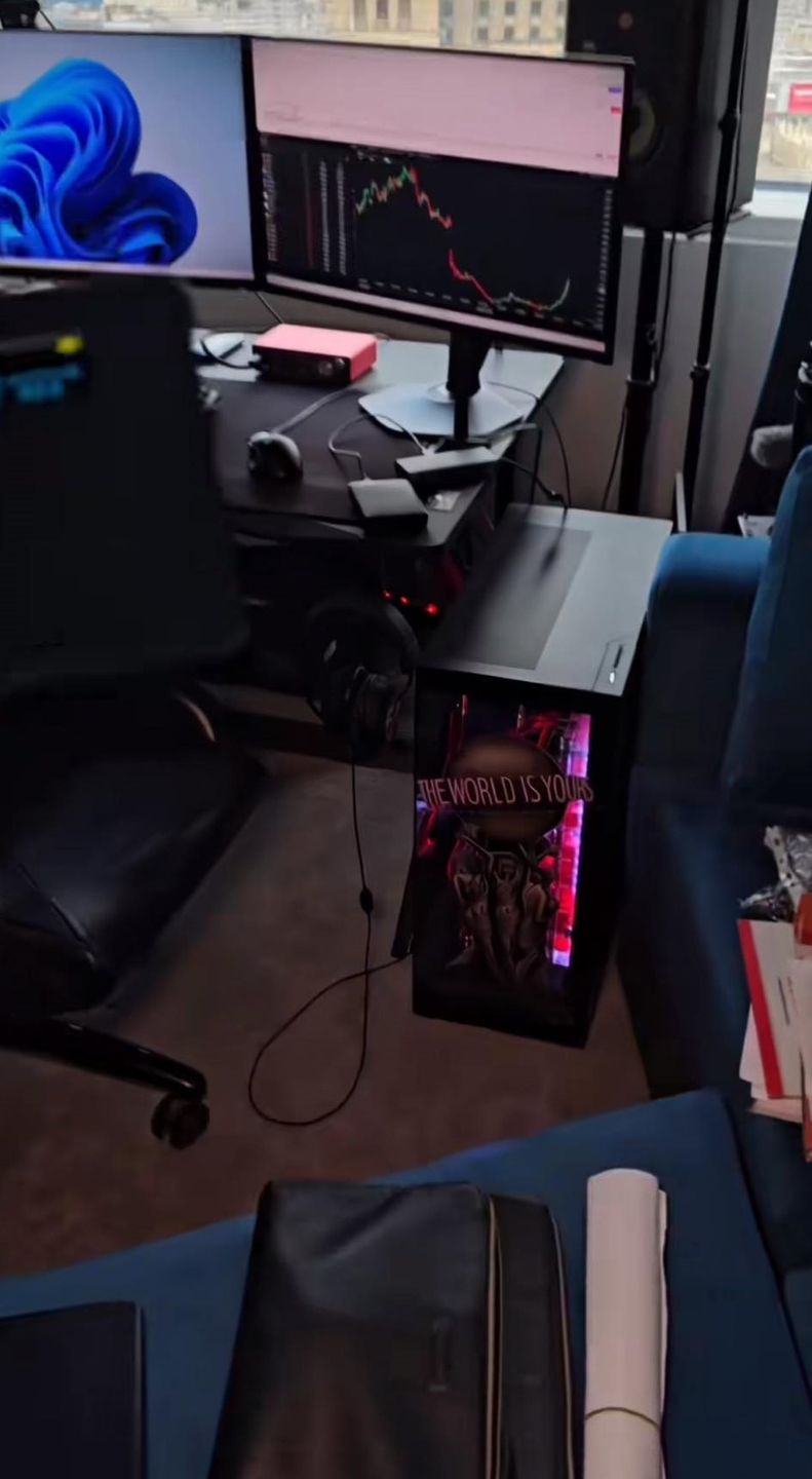 Wojtek Gola pokazał apartament na Złotej 44