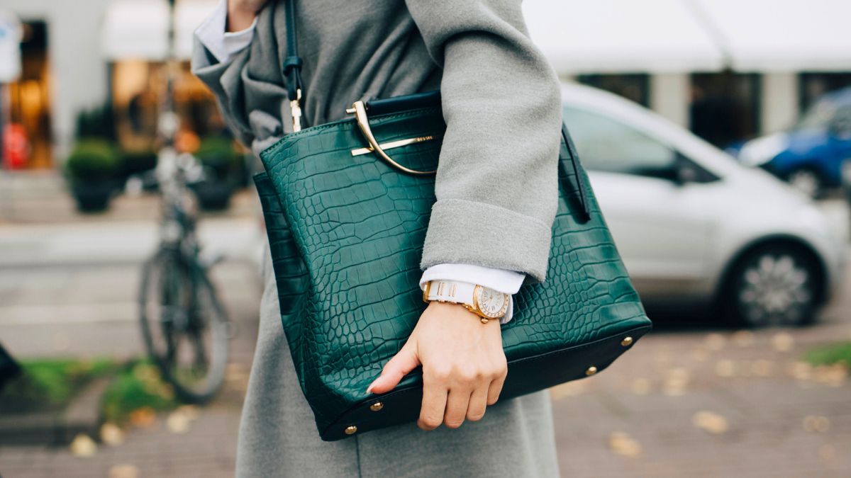 Kobieta niesie torebkę na ramieniu
