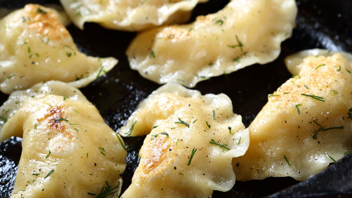 Jak odsmażyć pierogi, by były złociste i chrupiące?
