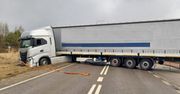 Pijany kierowca próbował zawrócić ciężarówką. Pojazd zablokował drogę