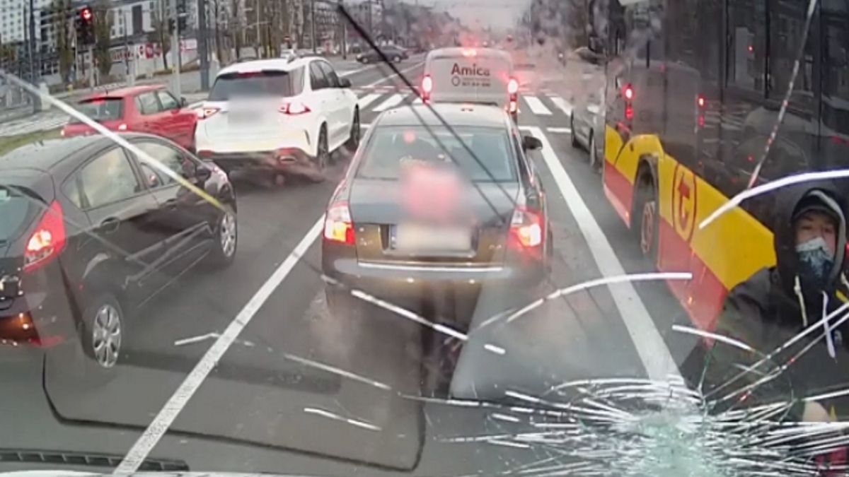 Potłuczona szyba furgonetki