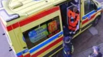 Warszawa: Pijany nastolatek spał na schodach przy ruchliwej ulicy