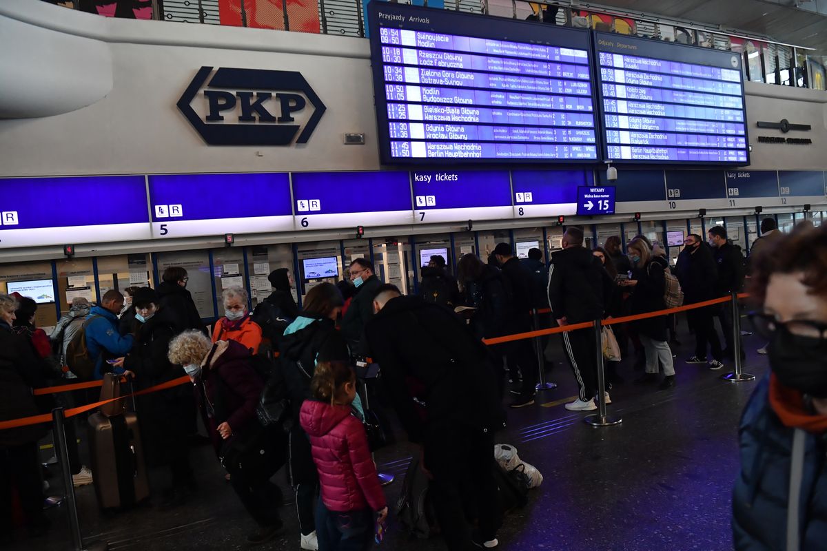 Wznawiana jest praca kolejnych lokalnych centrów sterowania (LCS) i przywracany ruch pociągów. Obecnie przywrócono ruch pociągów z wykorzystaniem urządzeń w LCS w 10 lokalizacjach - poinformowały w czwartkowym komunikacie PKP Polskie Linie Kolejowe. 