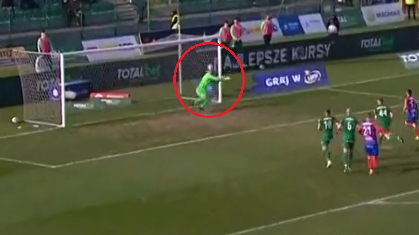 Twitter / Fatalny błąd golkipera Warty