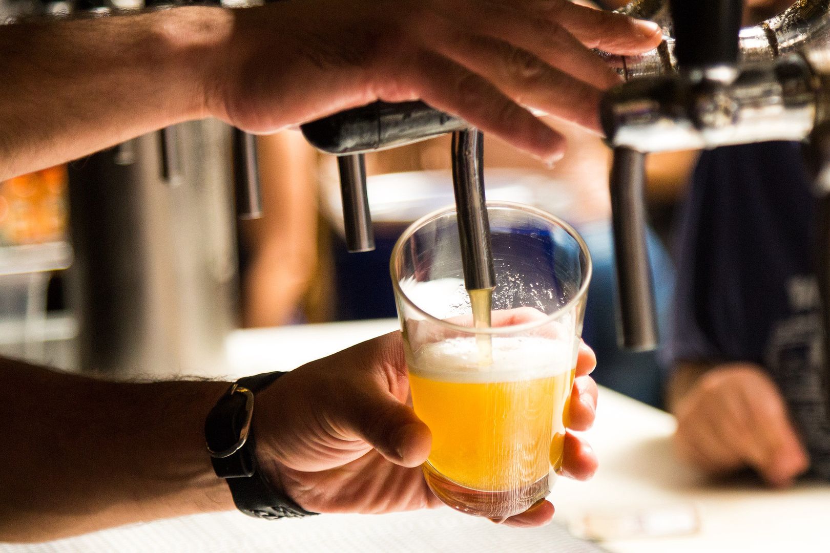 Polacy piją coraz mniej piwa. Tylko jeden rodzaj nie odnotowuje spadków