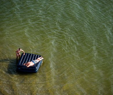 Kujawsko-Pomorskie: Tragedia w Pieckach pod Bydgoszczą. Mężczyzna spadł z materaca. Nie przeżył