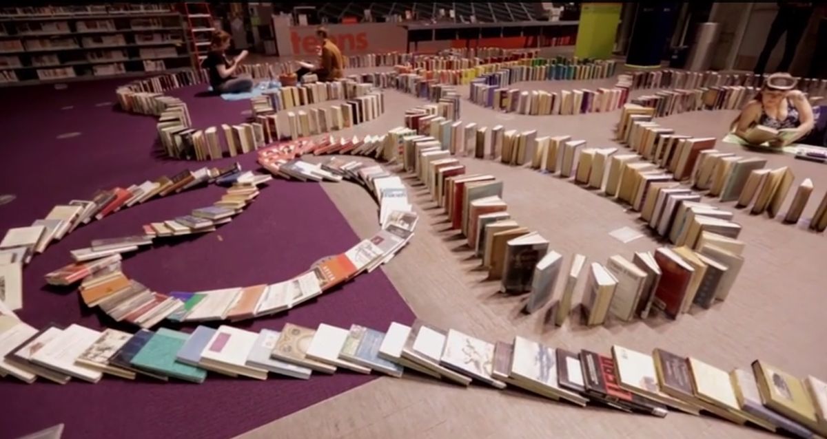 Ułożą najdłuższe książkowe domino na świecie w BUWie!