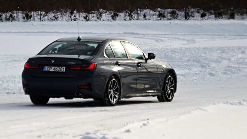 Policjanci w nowych radiowozach szkolili technikę jazdy na śliskiej nawierzchni | fot. KMP Lublin