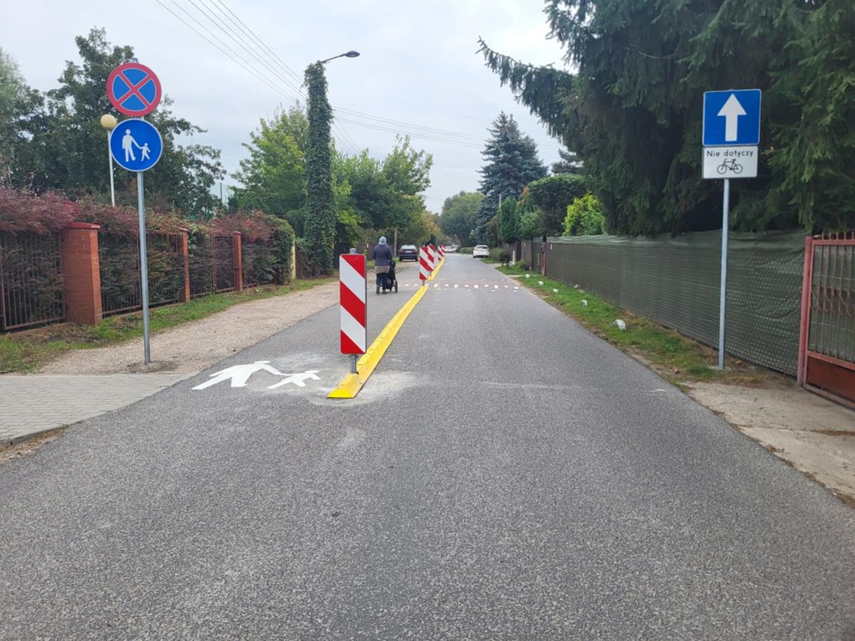 Absurd w stolicy? Urzędnicy podzielili słupkami jezdnię. "Mamy bajzel"