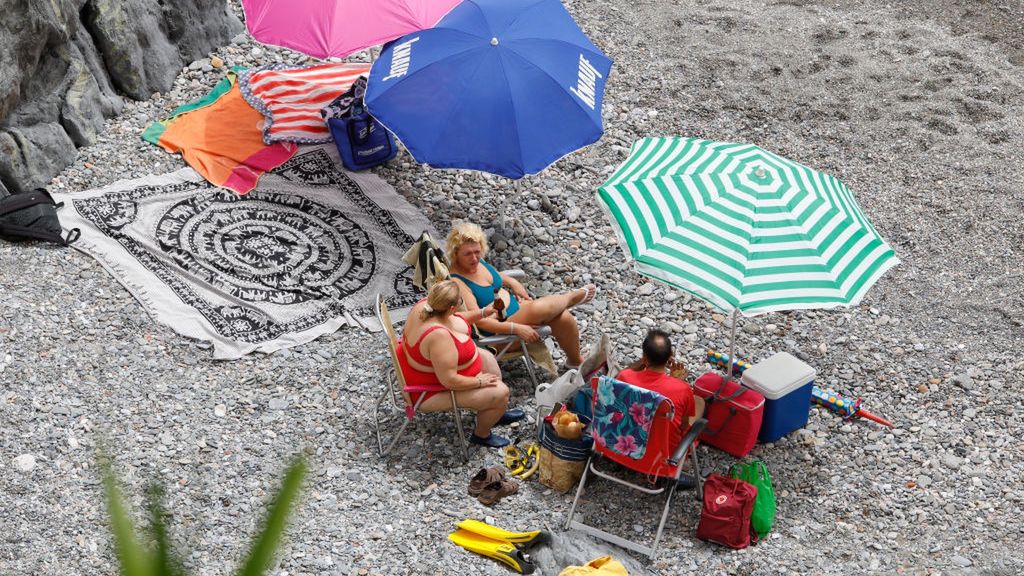 Turyści na hiszpańskiej plaży