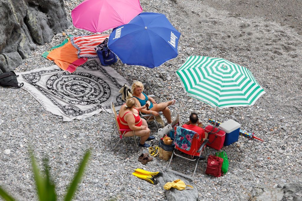 Turyści na hiszpańskiej plaży