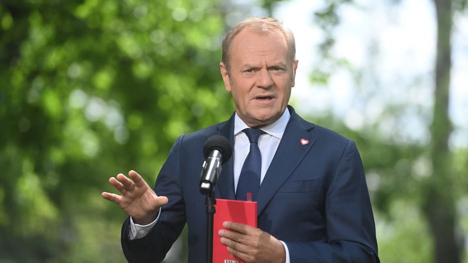 Warszawa, 20.06.2025. Premier Donald Tusk podczas konferencji prasowej w siedzibie Kancelarii Prezesa Rady Ministrów w Warszawie, 20 bm. Premier ogłosił decyzję o powołaniu dotychczasowego ministra ds. Unii Europejskiej Adama Szłapki na stanowisko rzecznika rządu. (jm) PAP/Piotr Nowak