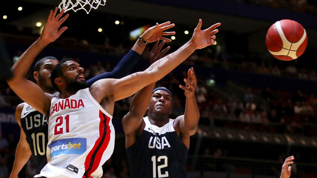 Getty Images / Na zdjęciu: Thomas Scrubb (L) i Myles Turner (P)