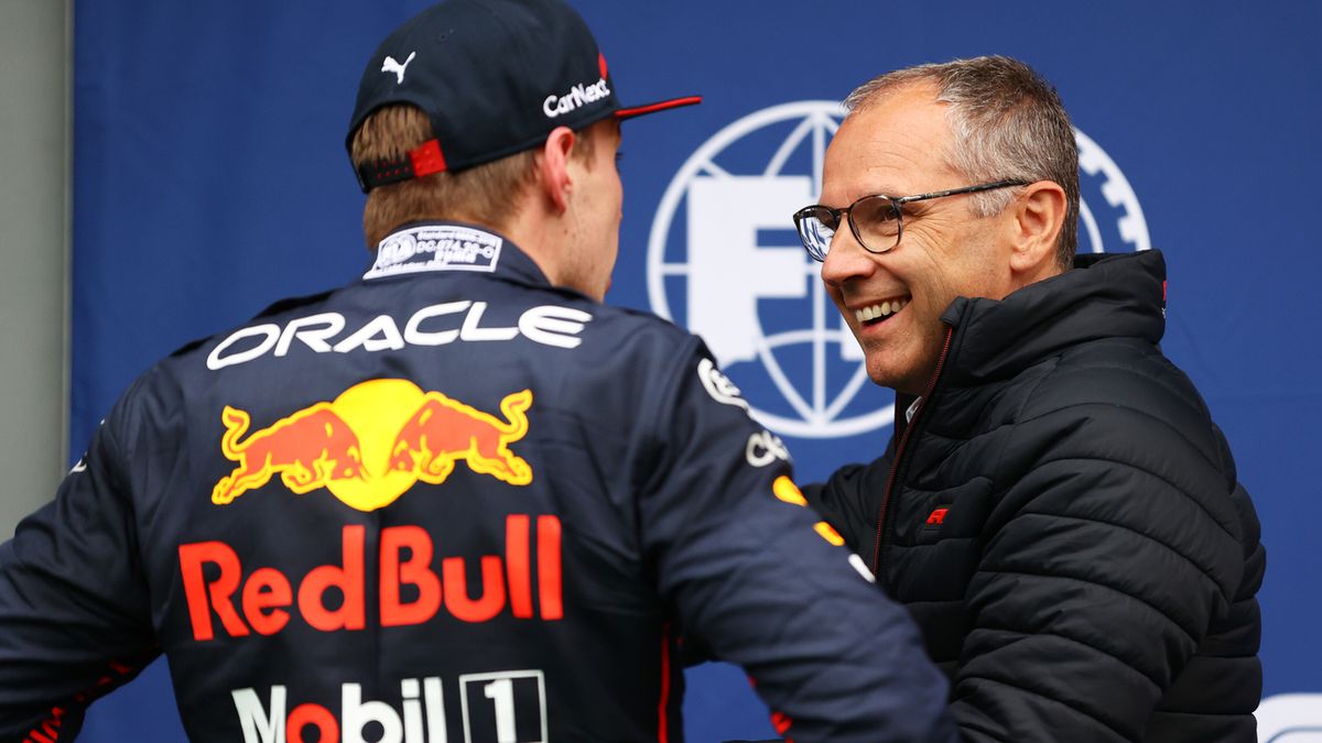 Zdjęcie okładkowe artykułu: Materiały prasowe / Red Bull / Na zdjęciu: Stefano Domenicali (szef F1, po prawej) i Max Verstappen