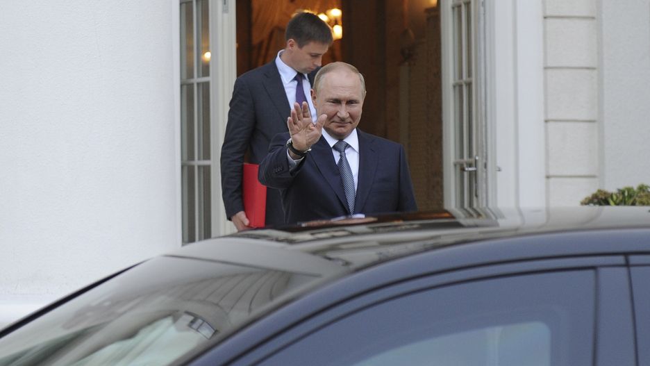 Russian President Vladimir Putin sees off Kazakh President Kassym-Jomart Tokayev (in car) after their meeting in the Black sea resort of Sochi, Russia, 19 August 2022. Kazakhstan's President is on a working visit in Sochi. EPA/Russian Presidential Press Office / POOL MANDATORY CREDIT Dostawca: PAP/EPA.