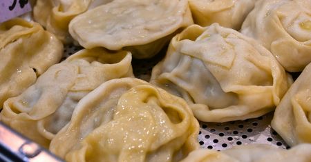 Na obiad robię kaukaskie pierogi. Ciasto tak mięciutkie, że rozpływa się w ustach