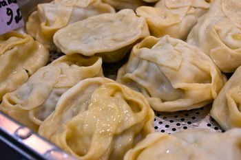 Na obiad robię kaukaskie pierogi. Ciasto tak mięciutkie, że rozpływa się w ustach