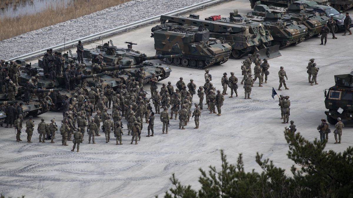 US striker vehicles with soldiers from 2nd Infantry Division and ROK-US Combined Division soldiers, participate in a Warrior Shiedd Live Fire exercise as part of the South Korea-USA joint Freedom Shield military exercises at Rodriguez live fire range on Pocheon in Gyeonggi-do, South Korea, 22 March 2023. The South Korean and US military forces excercise is running from 13 to 23 March. EPA/JEON HEON-KYUN / POOL Dostawca: PAP/EPA.