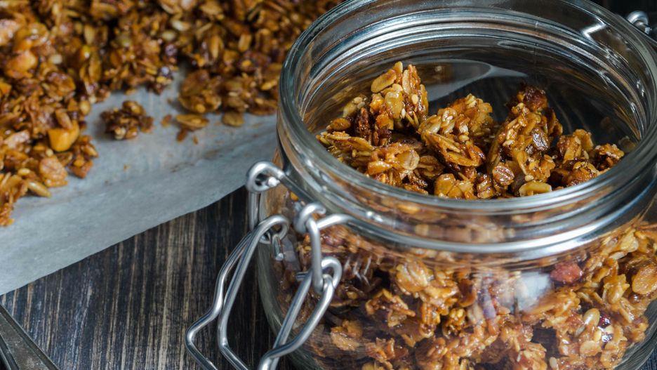 Granola w wersji domowej to tańszy i często zdrowszy odpowiednik