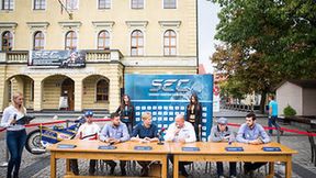 Konferencja prasowa przed SEC w Ostrowie