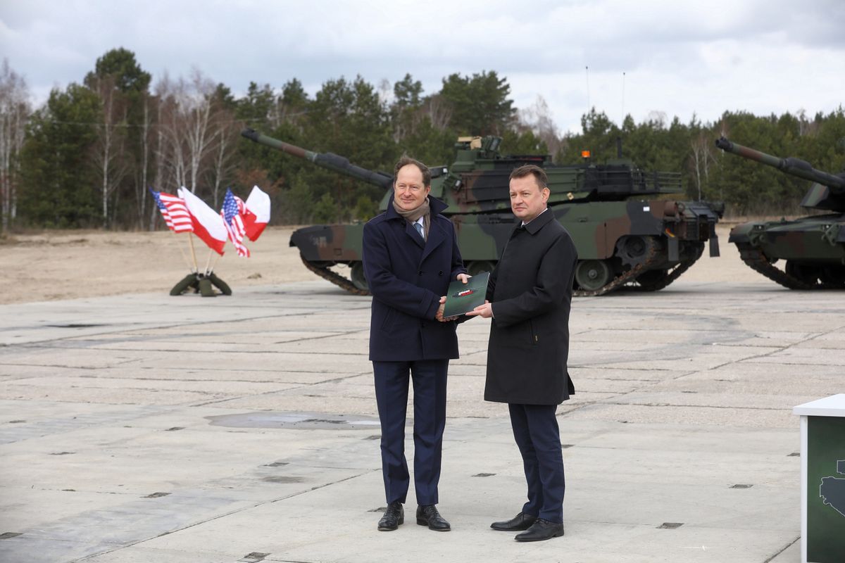 Mariusz Błaszczak i ambasador USA w Polsce Mark Brzezinski po podpisaniu umowy na zakup czołgów Abrams 