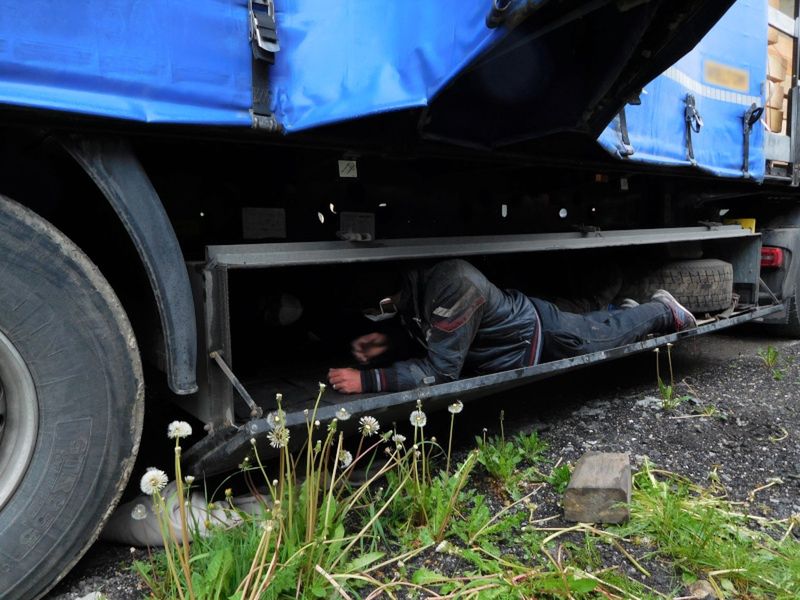 Śląskie. Obywatele Maroka nielegalnie przekroczyli granicę słowacko-polską pod naczepą ciężarówki.