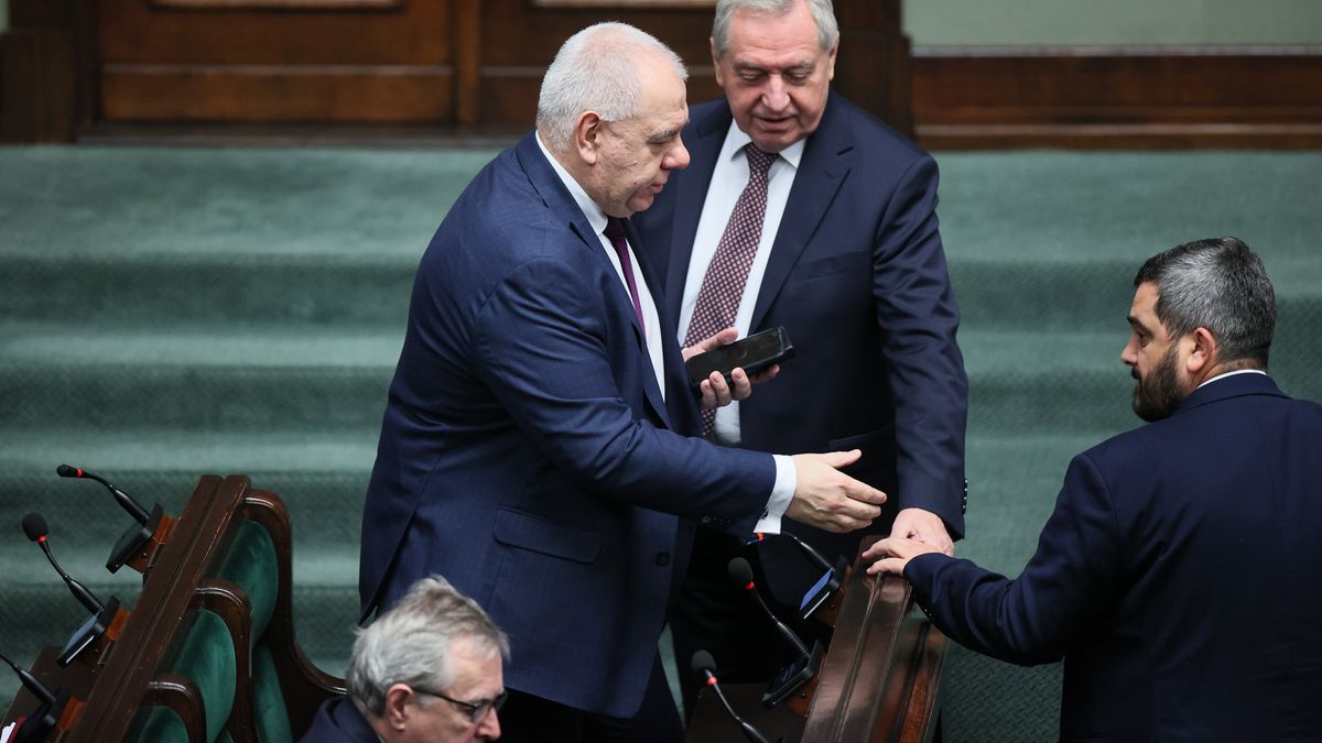 Warszawa, 15.11.2022. Wicepremier, minister aktywów państwowych Jacek Sasin (C) oraz wicepremier, minister rolnictwa i rozwoju wsi Henryk Kowalczyk (2P) na sali obrad Sejmu w Warszawie, 15 bm. Niższa izba parlamentu rozpoczyna trzydniowe obrady, będzie m.in. kontynuować prace nad projektami ws. uprawnień komisji ds. pedofilii. W harmonogramie obrad znalazł się też projekt o zmianach w podatku bankowym. (amb) PAP/Leszek Szymański