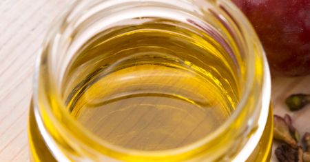 Zastąp nim zwykły olej ze sklepu. Błyskawicznie obniża cholesterol i chroni naczynia krwionośne