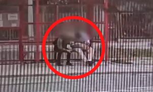 Nagrany na przystanku. Mężczyzna spał. Przypatrzcie się dobrze