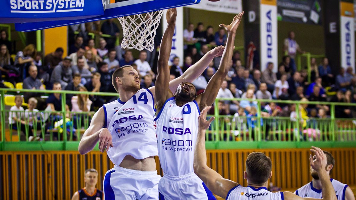 Zdjęcie okładkowe artykułu: WP SportoweFakty / Tomasz Fijałkowski / Na zdjęciu: Igor Zajcew i Kevin Punter w walce o zbiórkę