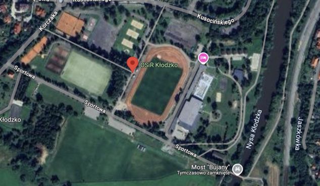 Cała infrastruktura sportowa w Kłodzku znajduje się tuż przy rzece (fot. Google Maps)