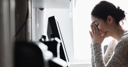 "Krzywdziła mnie w białych rękawiczkach". Kobiety mobbingują tak, żeby nie było śladów