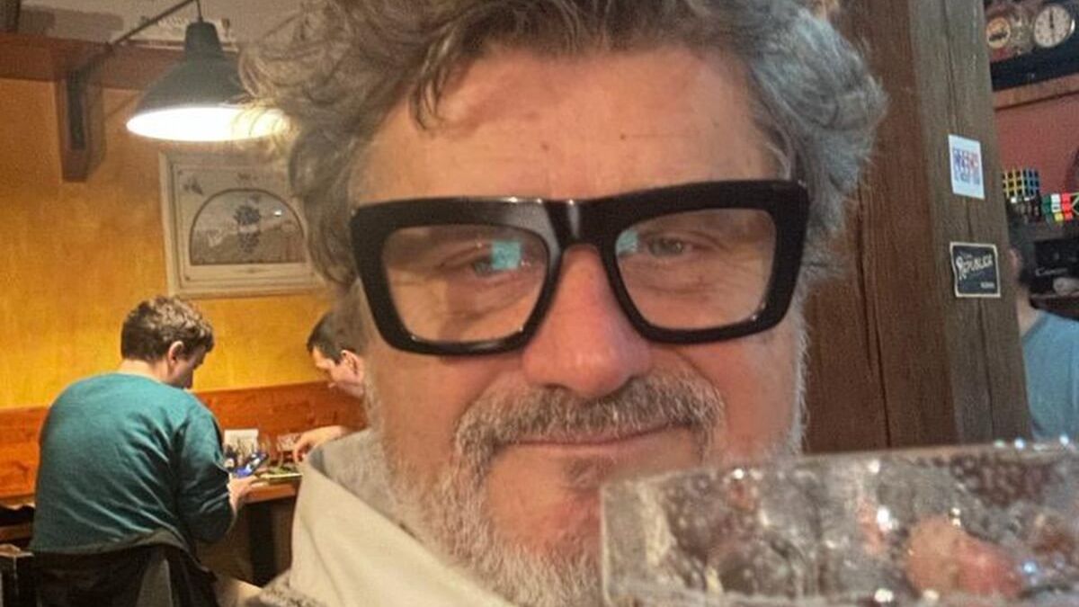 Janusz Palikot z kuflem piwa