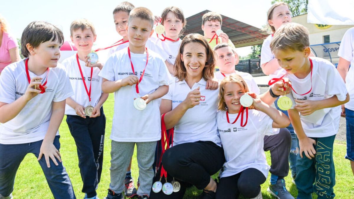 Zdjęcie okładkowe artykułu: Materiały prasowe / Na zdjęciu: Magdalena Fularczyk-Kozłowska i dzieci uczestniczące w programie Sportowa Klasa