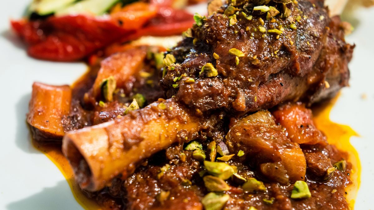 Duszona goleń przednia z jagnięciny australijskiej (mięso i tłuszcz)