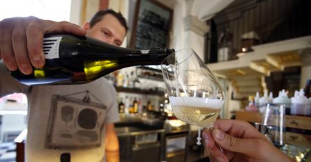 Mniej Prosecco, firma traci miliony. Producent: to przez podstawowy dochód obywatelski