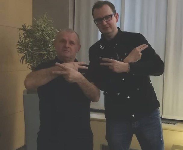 Władysław Piątek był we Włoszech po raz drugi, wcześniej odwiedził syna na derbach Genui. Nie lubi latać samolotami. Sławy i rozgłosu nie potrzebuje, stara się trzymać z boku. Jednak ci, którzy go znają nie mają wątpliwości, że dziś Krzysztof Piątek nie byłby miejscu, w którym jest, bez zaangażowania taty. Na zdjęciu z autorem artykułu.