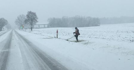 Spadł śnieg, drogowcy kosili trawę. Takie rzeczy tylko w Polsce