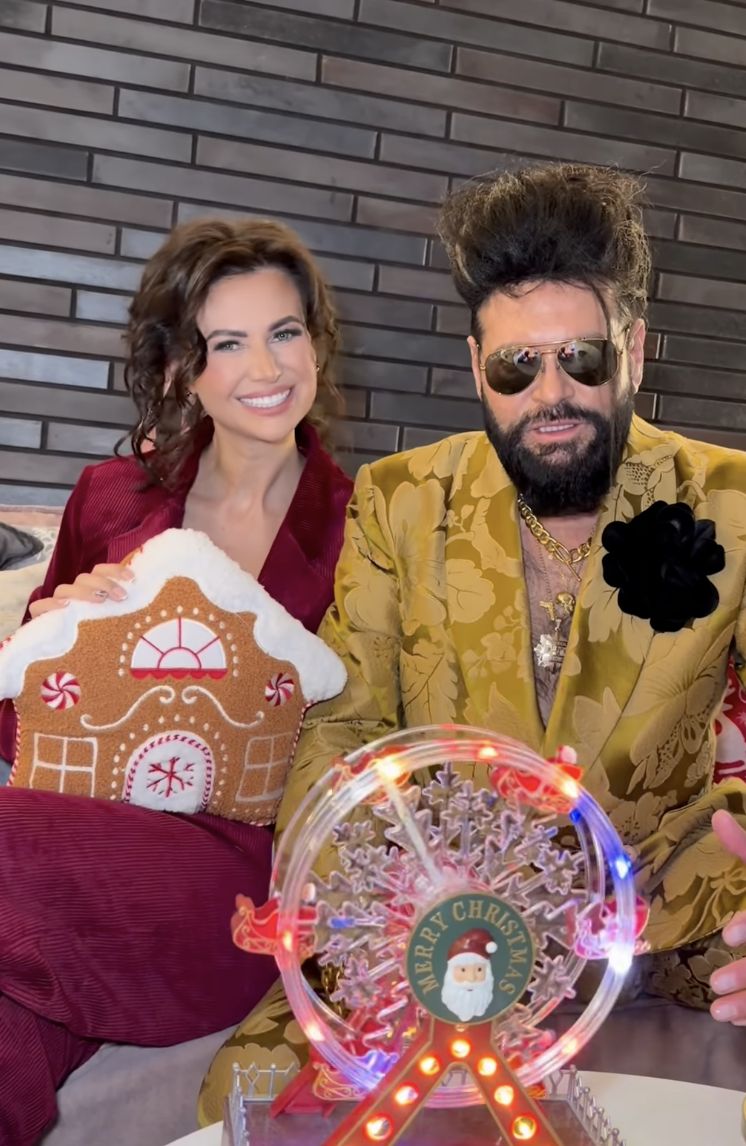 Krzysztof i Maja Rutkowscy w salonie z ozdobami świątecznymi