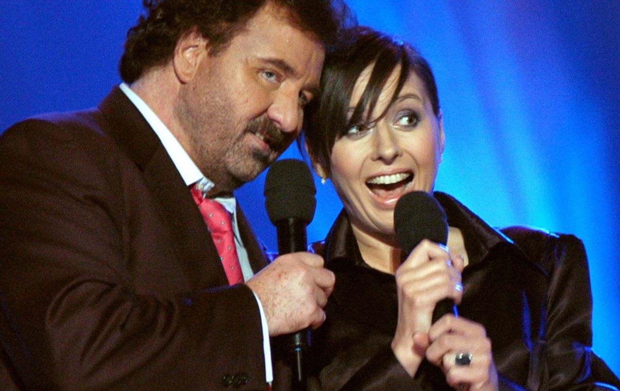 Krzysztof Krawczyk i Edyta Bartosiewicz śpiewają "Trudno tak" podczas Sylwestra w Jedynce, 2004 r.