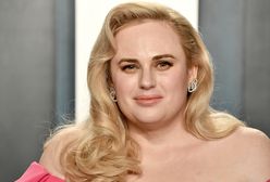 Odchudzona Rebel Wilson na plaży. Pozuje w stroju kąpielowym