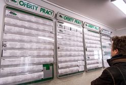 Upodlenie bezrobotnych. Trzy noce śpią przed urzędem