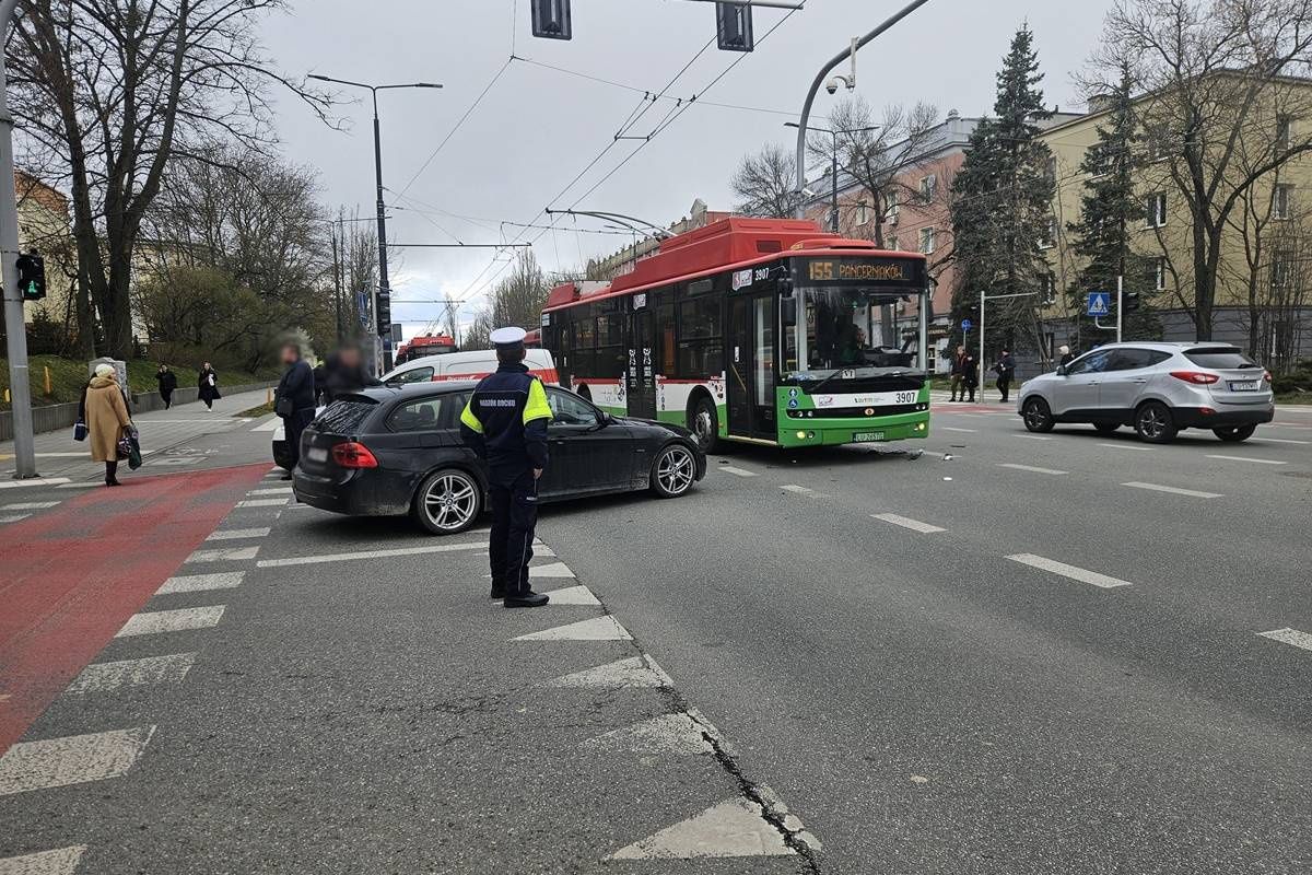 Zderzenie BMW z peugeotem na Al. Racławickich w Lublinie