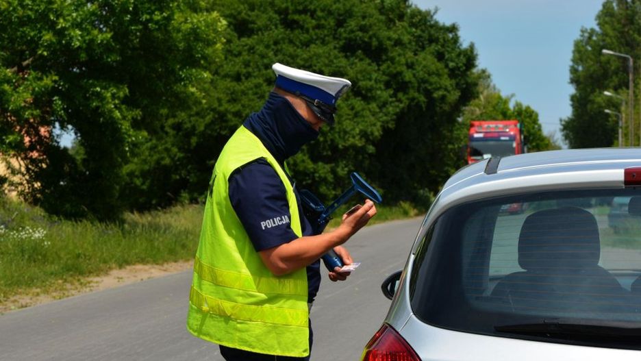 Spieszył się do szpitala z rodzącą partnerką, dostał mandat za kilka wykroczeń