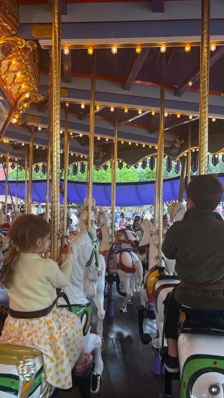 Meghan Marklei książę Harry z dziećmi w Disneylandzie