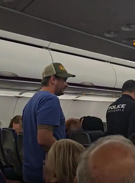 Daniel Martyniuk opuszcza pokład samolotu