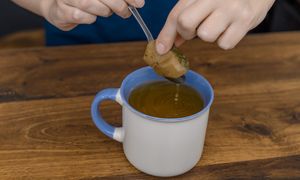 Jak zadbać o zdrowie kości w starszym wieku? Picie tego napoju może zrobić różnicę