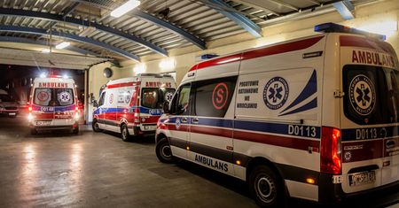 Koronawirus. 78-latek czekał 15 godzin w karetce